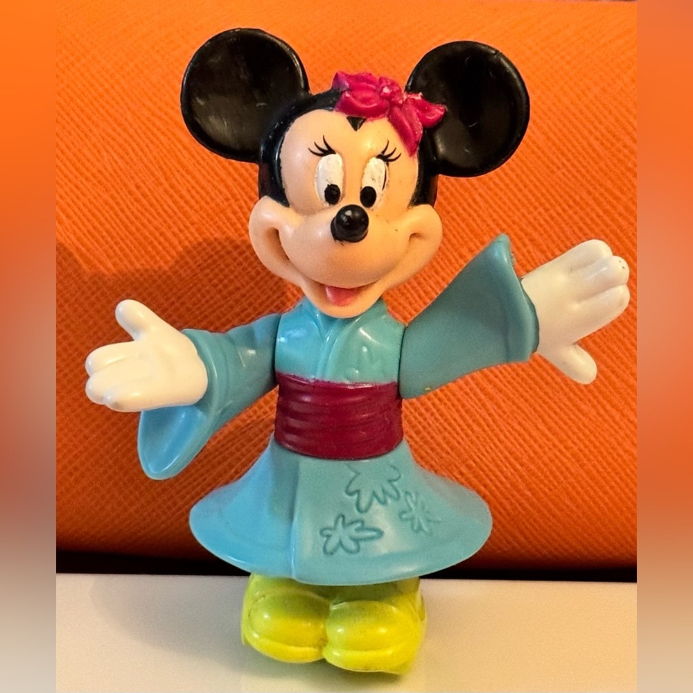 1994 Vintage EPCOT Minnie Mouse Figurine – Kimono Outfit Disney Collectible